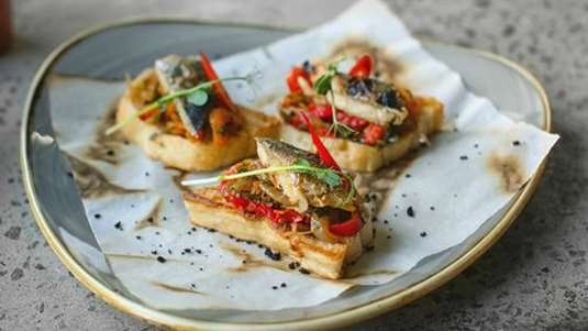 Μolletes με ψάρι και πιπεριές