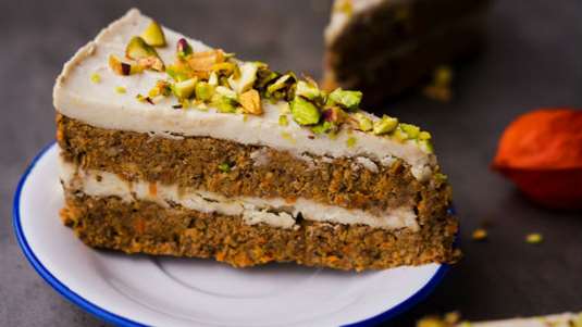 Κέικ καρότου vegan με επικάλυψη από κρέμα κάσιους