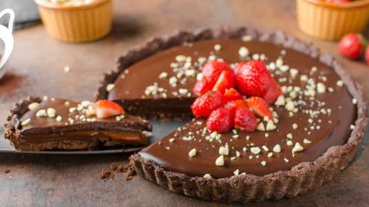 Τάρτα σοκολάτας vegan με φράουλες 