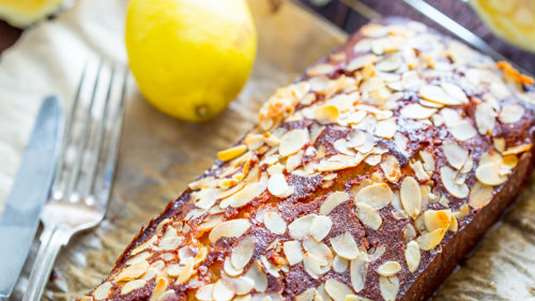 Kέικ λεμονιού με αλεύρι αμυγδάλου gluten free και vegan 