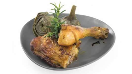 Κοτόπουλο ψητό με αγκινάρες και αρωματικά χόρτα