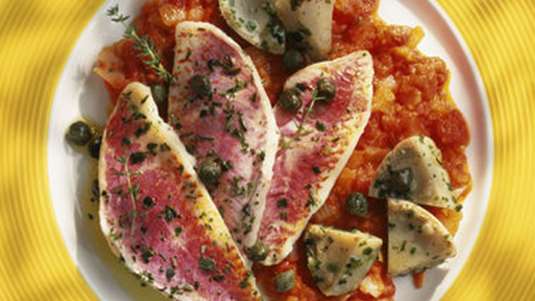 Ψητό ψάρι με αγκινάρες σαν καπονάτα 