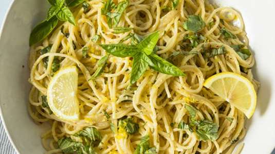 Σπαγγέτι με σάλτσα παρμεζάνας, λεμόνι και σκόρδο 