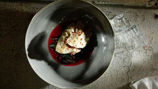 Φιλέτο ψαριού με τσιγαριαστά παντζαρόφυλλα (του σεφ Βασίλη Τσατσάκη)