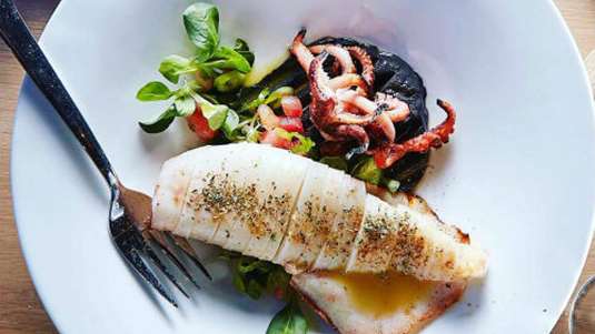 Καλαμάρι σχάρας με μαύρο ταραμά και κονκασέ ντοματοκρέμμυδου με κάππαρη (του σεφ Βασίλη Τσατσάκη)