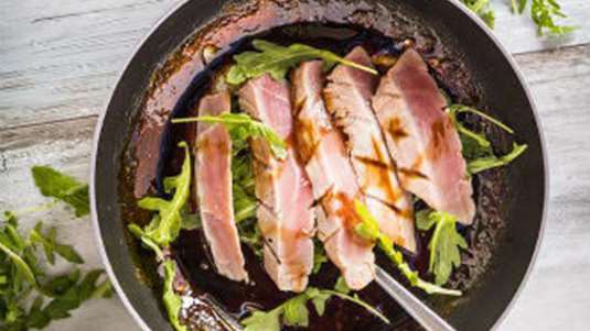 Ταλιάτα τόνου με γλάσο από πετιμέζι και ξύδι βαλσαμικό (του σεφ Βασίλη Τσατσάκη)