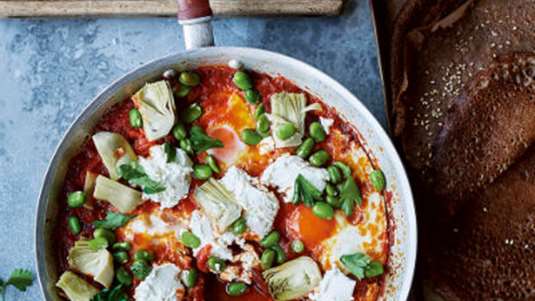 Φρέσκα κουκιά και αγκινάρες με σάλτσα ντομάτα και αβγά “Shakshuka” 