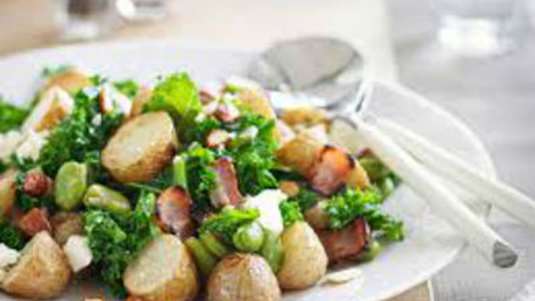 Φρέσκα κουκιά και πατάτες με μέντα στο φούρνο 