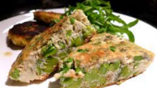 Φριτάτα με φρέσκα κουκιά και τυρί