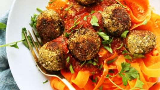 Μπιφτεκάκια από φακές με “νουντλς” καρότου (vegan)