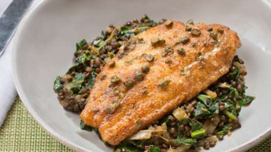 Ψάρια με φακές και σέσκουλα