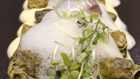 Αμπελοσαρμαδάκια αβγολέμονο με σάλτσα λεμονάτη (από το εστιατόριο 