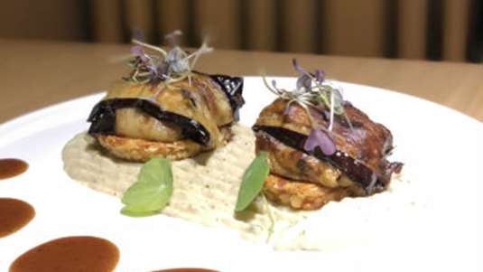 Οσομπούκο από μοσχαράκι γάλακτος με κρέμα μελιτζάνας, καρότα baby και δεντρολίβανο (από το εστιατόριο 