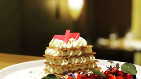 Μιφέιγ με λευκή σοκολάτα αρωματισμένη με τόνκα, κουλί από φρούτα του δάσους και ταρτάρ φράουλας (από το εστιατόριο 