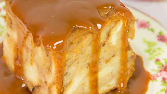 Πουτίγκα με τσουρέκι και καραμελωμένα μήλα