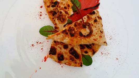 Παραδοσιακή τυρόπιτα στη σχάρα με φύλλο “περέκ”, πιπεριά Φλωρίνης και παστουρμά (του σεφ Νίκου Ισπυρούδη) 