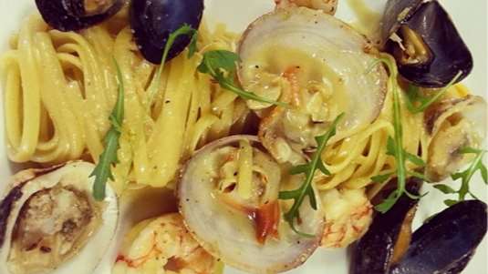 Λινγκουίνι με θαλασσινά, σπόρους μουστάρδας, γλυκάνισο και κρόκο Κοζάνης (του σεφ Νίκου Ισπυρούδη)