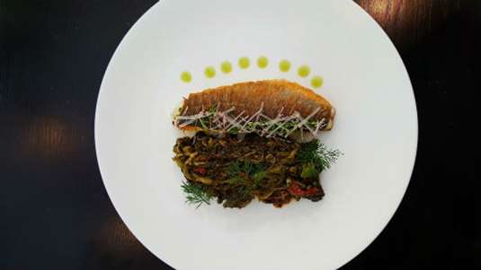 Φιλέτο λαβράκι σχάρας με τσιγαριαστά άγρια χόρτα και σάλτσα λεμονιού (του σεφ Νίκου Ισπυρούδη)
