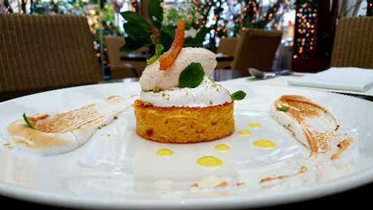 Πορτοκαλόπιτα με κρέμα βανίλιας, σάλτσα δυόσμου και παγωτό βανίλια (του σεφ Νίκου Ισπυρούδη)