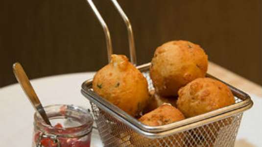 Λουκουμάδες φέτας με μαρμελάδα ρόδι (του σεφ Δημήτρη Παμπόρη)