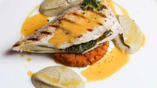 Κοτόπουλο γεμιστό με αμπελόφυλλα, καπνιστό τυρί Μετσόβου και πατάτες ραγού (του σεφ Δημήτρη Παμπόρη)