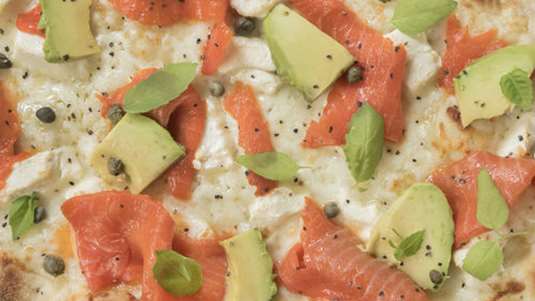 “Πίτσα” με αρμένικο ψωμί lavash, τυρί κρέμα αβοκάντο και σολομό