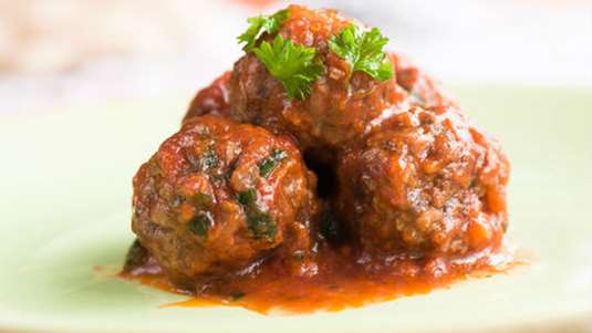 Κεφτέδες βρασμένοι σε σάλτσα ντομάτα με σπαγγέτι (αμερικανο-ιταλικοί κεφτέδες)