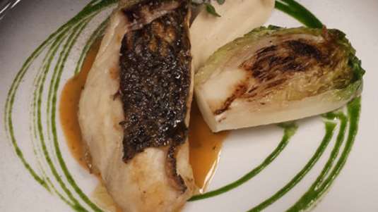Συναγρίδα στη σχάρα με ψητό μαρούλι, πουρέ σελινόριζας και σάλτσα καραβίδας (του σεφ Παναγιώτη Δεληθανάση)