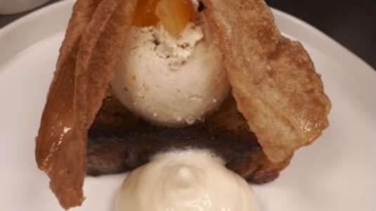 Τσουρέκι με semifreddo από Μακεδονικό χαλβά και φύλλο από σαλέπι (του σεφ Παναγιώτη Δεληθανάση)