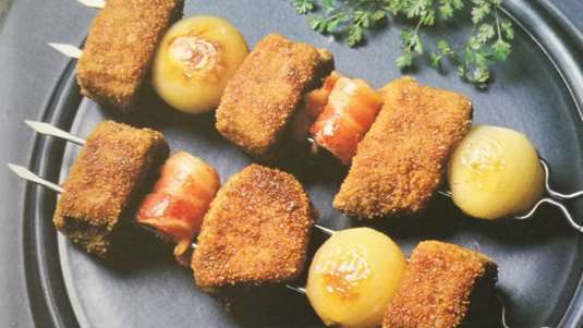 Σουβλάκια κοτόπουλου πανέ με κρεμμυδάκια και μπέικον