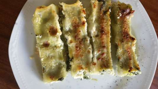 Κανελόνι με σπανάκι και μυζήθρα σε σάλτα από γιαούρτι και πεκορίνο