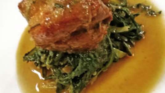 Κατσικάκι λεμονοκρασάτο με άγρια χόρτα