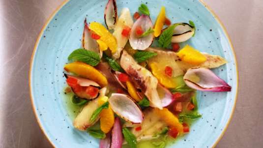 Πέστροφα καπνιστή με κρεμμυδάκια τουρσί και ντρέσινγκ εσπεριδοειδών (του σεφ Σάκη Κάλφα)