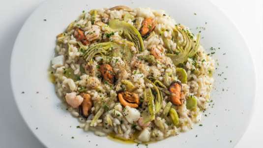 Ριζότο με αγκινάρες, μύδια και γαρίδες 