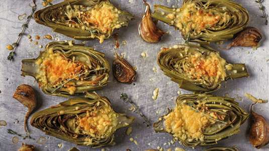 Ψητές αγκινάρες με τυρί γκοργκοντζόλα και αρωματικά βότανα