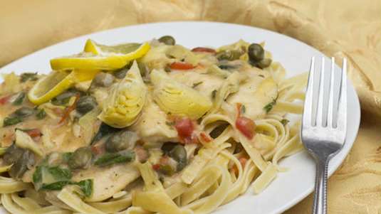 Λινγκουΐνι με αγκινάρες και κοτόπουλο