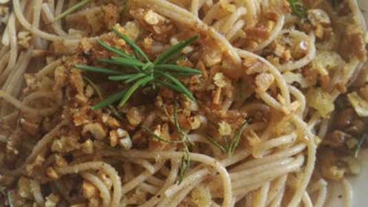 Σπαγγέτι ολικής αλέσεως με καρύδια, σκόρδο και δεντρολίβανο 