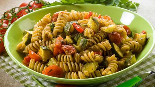Πένες με κολοκυθάκια και ντομάτα 