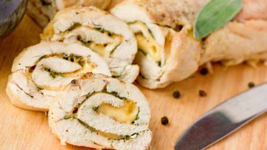 Στήθος κοτόπουλο ρολό γεμιστό με τυρί και φασκόμηλο