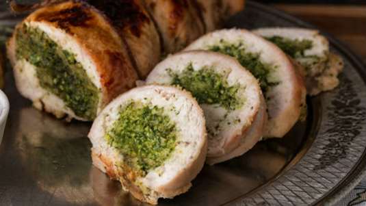 Στήθος γαλοπούλας γεμιστό με μελιτζάνες και πέστο