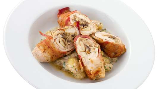 Στήθος κοτόπουλο ρολό γεμιστό με μπέικον, παρμεζάνα και φρέσκα κρεμμυδάκια 