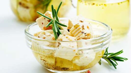 Φέτα μαριναρισμένη σε δεντρολίβανο, σιναπόσπορο, σκόρδο και μπούκοβο