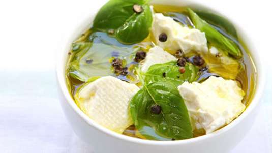 Φέτα μαριναρισμένη με κύμινο, κόλιανδρο, πορτοκάλι και βασιλικό