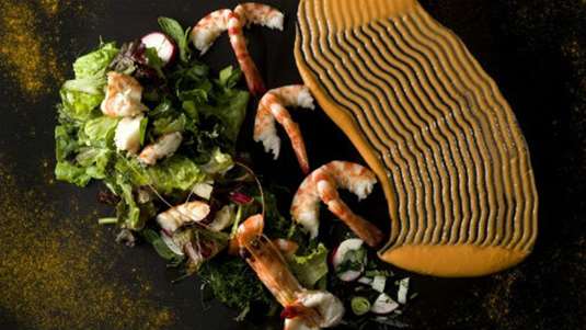 Γαρίδες και σάλτσα από το ζουμί τους με ούζο Καβάλας (του σεφ Νίκου Φωτιάδη)