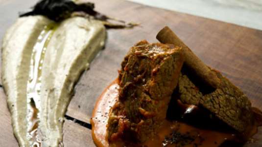 Μοσχαράκι της Ανατολής με μελιτζάνα πουρέ (χουνκιάρ μπεγιεντί, του σεφ Νίκου Φωτιάδη)