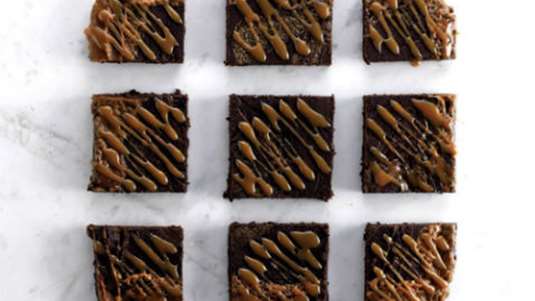 Brownie με gingerbeer και καραμέλα (του Άκη Πετρετζίκη)