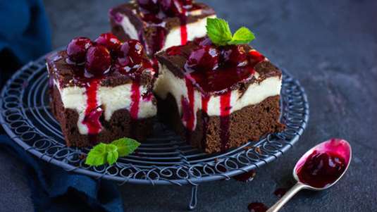 Μπράουνις με κρέμα και γλυκό κεράσι