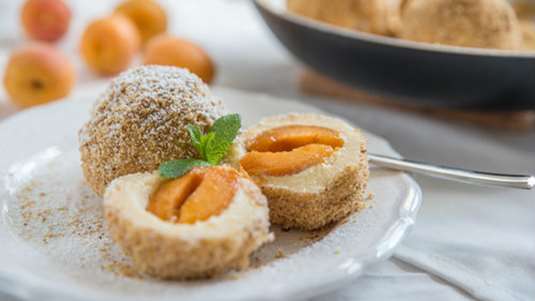 Ντάμπλινγκς από πατάτα γεμιστά με φρέσκα βερίκοκα 