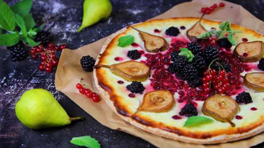 Πίτσα με κρέμα ζαχαροπλαστικής, αχλάδια και κόκκινα φρούτα