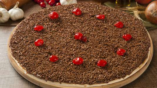 Πίτσα με σάλτσα σοκολάτας και κεράσια 